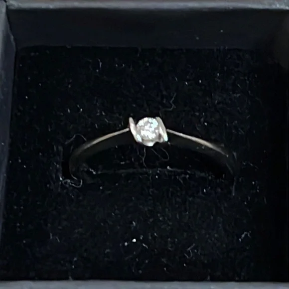 🔥Genuine .12tdw 10KT White Gold Diamond Ring size 8 - Picture 14 of 14